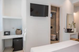 Televízia a/alebo spoločenská miestnosť v ubytovaní Rivière Residence Paros