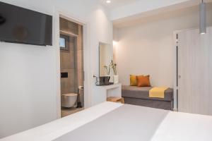 Posteľ alebo postele v izbe v ubytovaní Rivière Residence Paros