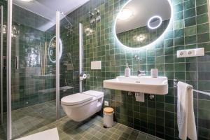 Koupelna v ubytování dreamcation - Wohnen in KIRCHE, 3D-Tour, Terrasse, BBQ, Küche, Kamin, 180qm