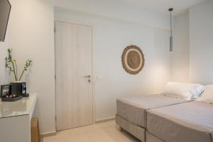 Posteľ alebo postele v izbe v ubytovaní Rivière Residence Paros