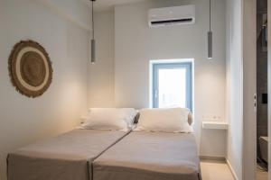 Posteľ alebo postele v izbe v ubytovaní Rivière Residence Paros