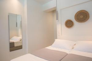 Postel nebo postele na pokoji v ubytování Rivière Residence Paros + 37 fotografií