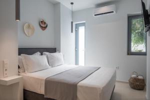 Posteľ alebo postele v izbe v ubytovaní Rivière Residence Paros