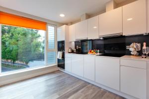 A kitchen or kitchenette at The Westwood Apartments