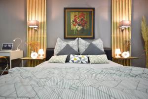 ein Schlafzimmer mit einem großen Bett mit Kissen darauf in der Unterkunft Schöne, geräumige Souterrain mit Japangarten, kostenlos Parkplatz in Koblenz