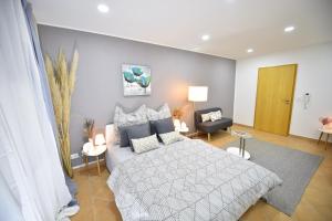 Ein Bett oder Betten in einem Zimmer der Unterkunft Schöne, geräumige Souterrain mit Japangarten, kostenlos Parkplatz