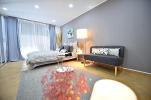 ein Wohnzimmer mit einem Bett und einer Couch in der Unterkunft Schöne, geräumige Souterrain mit Japangarten, kostenlos Parkplatz in Koblenz