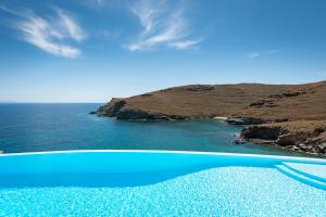メガス・イアロス・ニテスにあるBluEros Luxury Villa - Syros Private Pool Gemのビーチと海の景色を望めます。