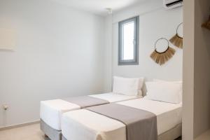 Posteľ alebo postele v izbe v ubytovaní Rivière Residence Paros