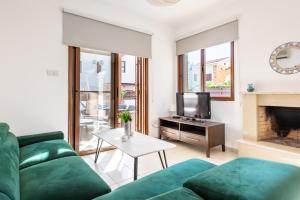 Μια τηλεόραση ή/και κέντρο ψυχαγωγίας στο Villa Poseidon by Ezoria Villas