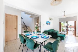 Χώρος καθιστικού στο Villa Poseidon by Ezoria Villas