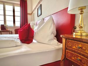 A bed or beds in a room at Hotel Grünwalderhof