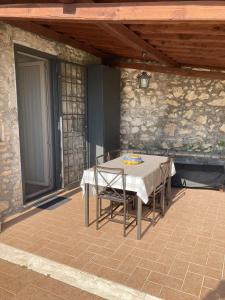 un tavolo e sedie seduti su un patio di Piedirocca Apartments a Roccantica