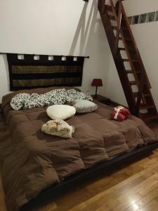 een groot bed met kussens in een kamer bij CASA MIKY in Palermo