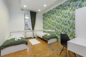 盧比安納的住宿－ROYAL ROOMS***，一间卧室配有两张床和壁画