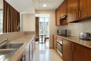 Cucina o angolo cottura di Ramada by Wyndham Downtown Dubai