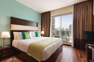Letto o letti in una camera di Ramada by Wyndham Downtown Dubai