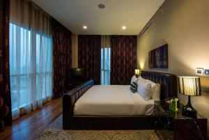 Letto o letti in una camera di Ramada by Wyndham Downtown Dubai