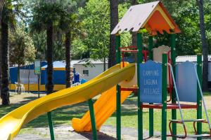 um parque infantil com escorrega num parque em Albatross Mobile Homes on Camping Laguna Village em Porto Falconera