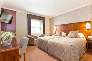 Ambleside Salutation Hotel & Spa, World Hotel Distinctive客房内的一张或多张床位