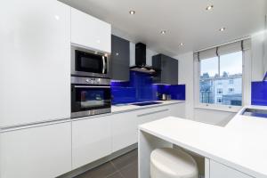 Virtuvė arba virtuvėlė apgyvendinimo įstaigoje Garrick Mansions by Q Apartments