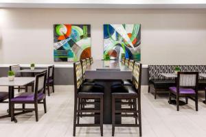 Restaurace v ubytování La Quinta by Wyndham Laredo Airport