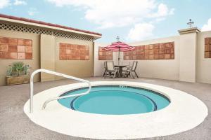 Bazén v ubytování La Quinta by Wyndham Laredo Airport nebo v jeho okolí