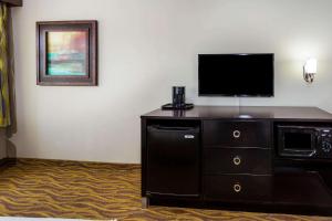 TV a/nebo společenská místnost v ubytování La Quinta by Wyndham Laredo Airport