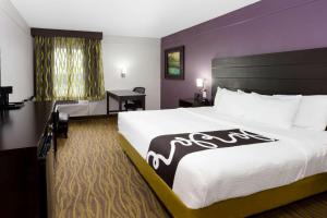 Postel nebo postele na pokoji v ubytování La Quinta by Wyndham Laredo Airport