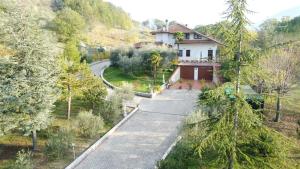 ein Haus auf einem Hügel mit einer Straße in der Unterkunft B&B La Poiana in Urbino