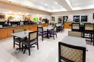 Kuchyň nebo kuchyňský kout v ubytování La Quinta by Wyndham Laredo Airport