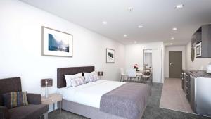 Postel nebo postele na pokoji v ubytování Ramada Suites by Wyndham Queenstown Remarkables Park