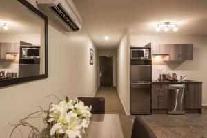 Kuchyň nebo kuchyňský kout v ubytování Ramada Suites by Wyndham Queenstown Remarkables Park
