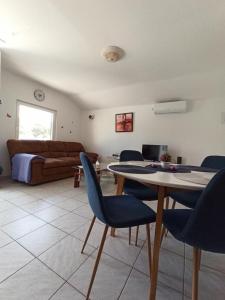 Posedenie v ubytovaní Holiday apartment in Tribunj with balcony, air conditioning, WiFi, washing machine 5040-1
