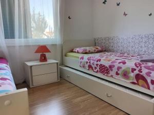 Posteľ alebo postele v izbe v ubytovaní Holiday apartment in Tribunj with balcony, air conditioning, WiFi, washing machine 5040-1