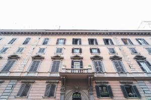 un grande edificio con finestre e balcone di Lovely ROOMS VATICAN a Roma