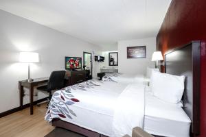 Ένα ή περισσότερα κρεβάτια σε δωμάτιο στο Red Roof Inn Cleveland - Medina +10 φωτογραφίες
