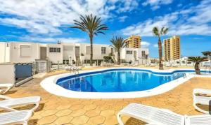 Bazén v ubytování AZAHARA PLAYA -LAS VISTAS BEACH Free Wifi nebo v jeho okolí