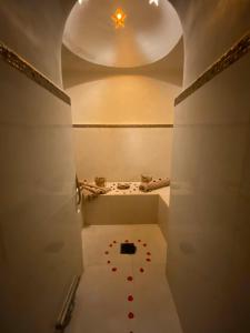 un pasillo con una habitación con un estampado de flores rojas en el suelo en Palais Princesse, en Marrakech