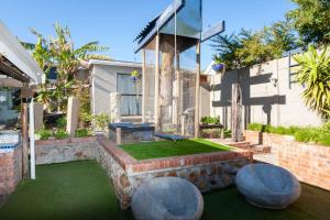 Gallery image of Strand Guesthouse - 4 x Outside Rooms - 14 Sleeper in Cape Town