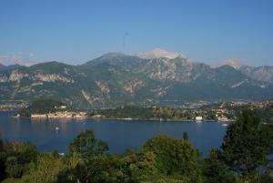 vistas a un lago con montañas en el fondo en Albergo Rusall en Tremezzo