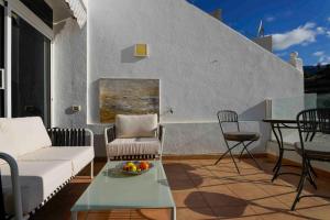 a living room with a couch and a table at Meerblick-Apartment Ula in Los Realejos