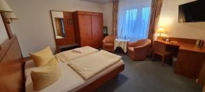 a hotel room with a bed and a desk at Hotel Prox in Arnstadt