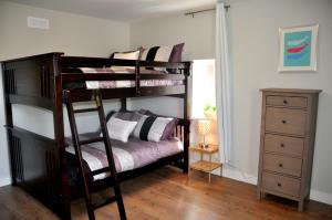 a bedroom with two bunk beds and a dresser at Le Mont-Royal Sky by HomeInMontreal in Montréal