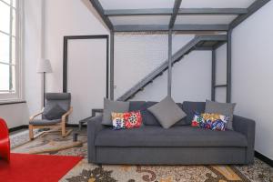sala de estar con sofá y silla en Exclusive Apartment in Center Le Cicale ai Rolli en Génova