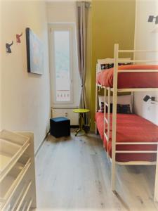 sypialnia z 2 łóżkami piętrowymi i oknem w obiekcie Maison 53 Incantevole appartamento vista Cattedrale di Como w Como