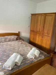 ein Schlafzimmer mit einem Bett mit zwei Handtüchern darauf in der Unterkunft Casa da Serra - Serra da Estrela in Seia