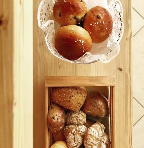 eine Holzkiste mit verschiedenen Arten von Muffins in der Unterkunft Hotel Quellenhof in Naturns