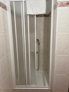 eine Dusche mit Glastür im Badezimmer in der Unterkunft Casa da Serra - Serra da Estrela in Seia