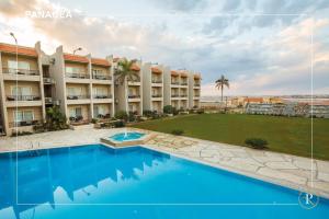 Bazén v ubytování Panacea Suites Hotel nebo v jeho okolí